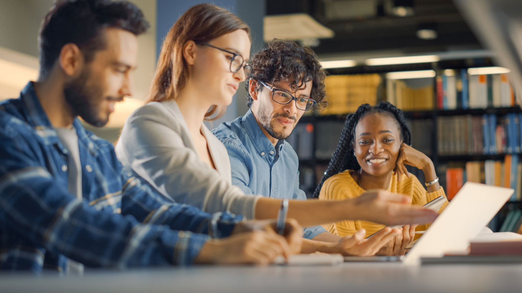 University-students-working-together